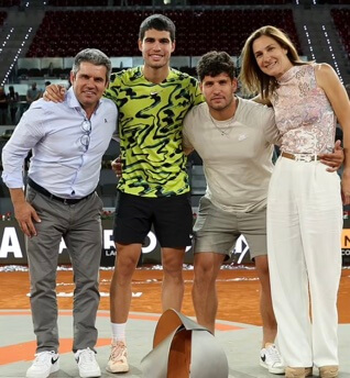 Alvaro Alcaraz Garfia with his brother, Carlos Alcaraz, and their parents.